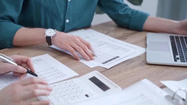 國家注冊審核員（外審員）考試成績?nèi)绾尾樵儯繉?shí)習(xí)審核員如何注冊和掛靠？